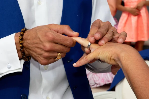 Człowiek Pan Młody Oddanie Kobietę Narzeczonej Palec Zaręczyny Obrączki — Zdjęcie stockowe