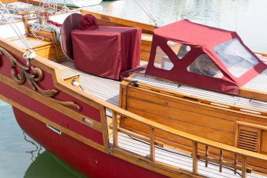 detay ahşap gemi demirli deniz limanı