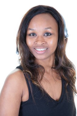 güzel genç afro-amerikan kadın çağrı merkezi operatörü