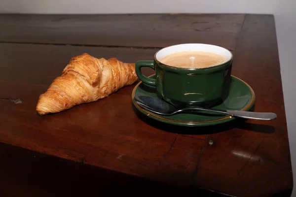 Kop Kaffe Med Croissant Brunt Træbord - Stock-foto