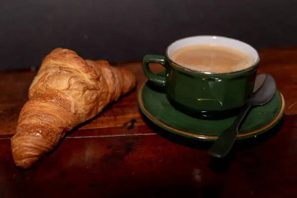 Kaffee Und Croissants Auf Braunem Holztisch — Stockfoto