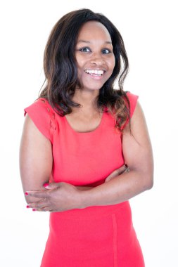 beyaz kollar izole gülümseyen güzel afrikalı amerikalı kadın model pembe elbiseli çekici esmer koyu tenli kız geçti