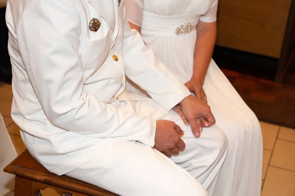 Düğün Gelin Damat Çift Kilise Töreni Sırasında Birlikte Ele Tutuşuyor — Stok fotoğraf