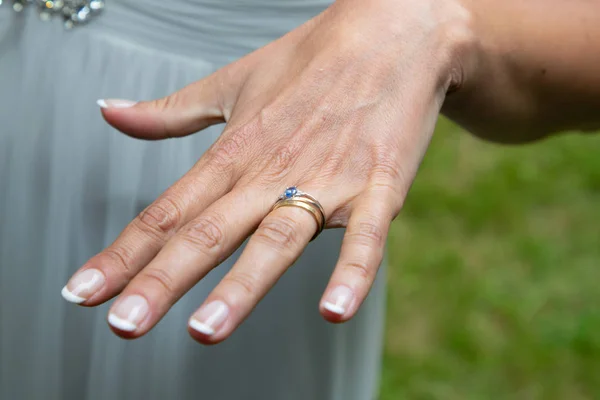 新娘手在户外的订婚戒指 — 图库照片
