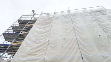 Boş gri branda ile bir binada büyük iskele