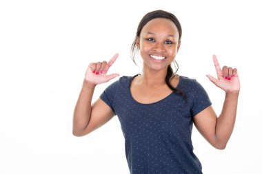 afro-amerikan kadın parmak işaret ve beyaz stüdyo arka plan üzerinde izole kamera bakıyor