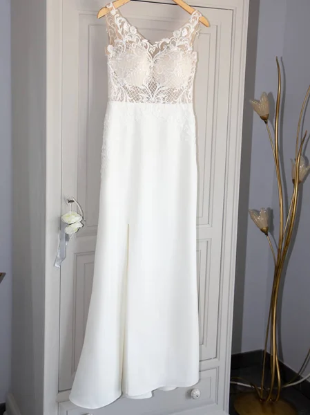 Vestido Novia Moderno Blanco Una Percha — Foto de Stock