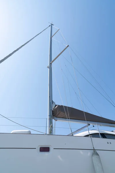 Mast Eines Modernen Segelbootes Blauem Himmel — Stockfoto