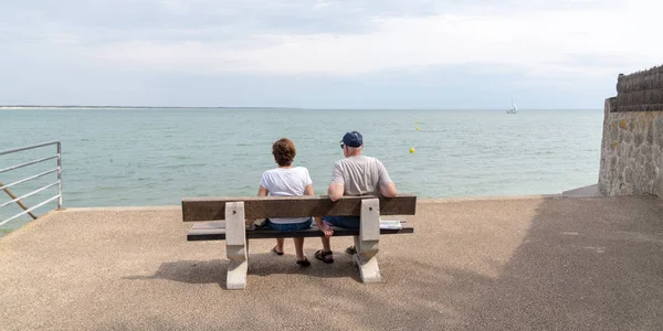 Senior Pensione Coppia Cerca Mare Sedersi Sulla Panchina Sulla Spiaggia — Foto Stock