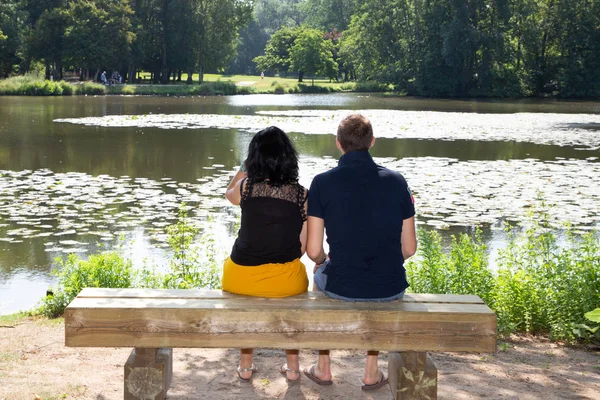 Couple Vue Arrière Assis Sur Banc Lac Extérieur Été — Photo