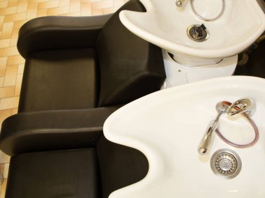 Kuaför Berber saç yıkama için berber dükkanında lavabo yıkama