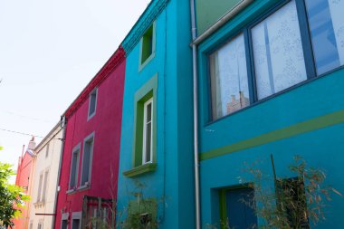 Nantes yakınlarındaki Fransa'da Trentemoult köy renkli evler