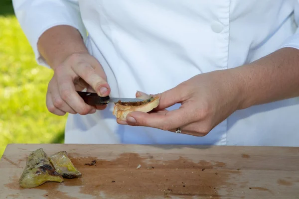 Häuptling Hand Entenstopfleber Toast — Stockfoto