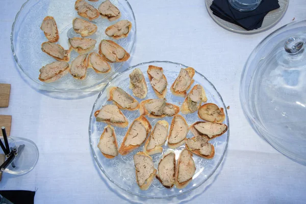 Essen Toast Von Entenstopfleber Tellern Für Eine Veranstaltung Angeordnet — Stockfoto