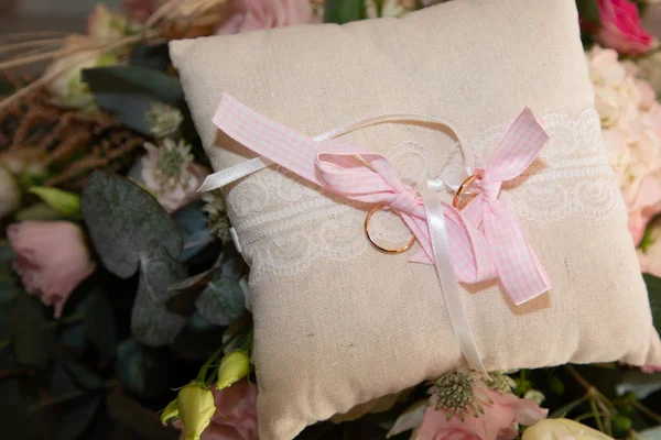 Dos Anillos Boda Cojín Blanco — Foto de Stock