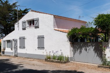 Fransa'da Noirmoutier adasında Vendee gri deklanşör evi