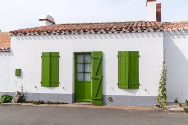 Noirmoutier adası Fransa yeşil panjur lar ve kapı ile Beyaz saray cephe