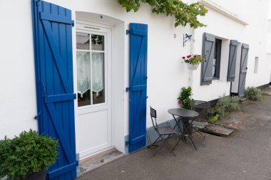 Vendee Fransa'da Ile de Noirmoutier tipik mavi panjurlu beyaz ev
