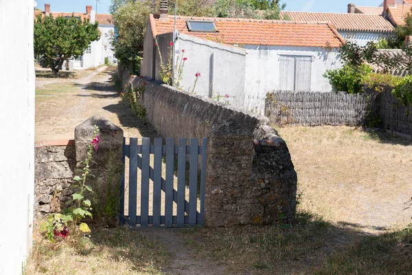 Mała Niebieska Brama Dostępu Ogrodu Domowego — Zdjęcie stockowe