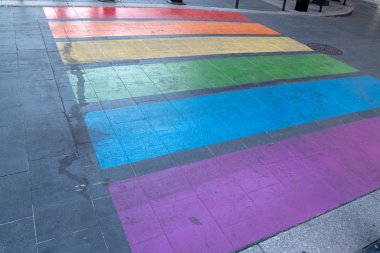 Yaya geçiş işaretleme LGBT renkler lezbiyen gay içinde Bordeaux şehir Fransa