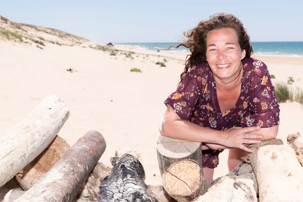 Hermoso Retrato Mujer Morena Mediana Edad Playa Con Madera Deriva — Foto de Stock