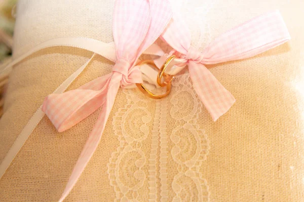 Obrączki Białej Poduszce Różowymi Sznurkami — Zdjęcie stockowe