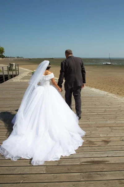 Noiva Noivo Andando Praia Oceano Romântico — Fotografia de Stock