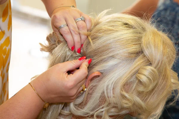 Cabeleireiro Stylist Fixando Penteado Noiva Estilo Casamento Bun — Fotografia de Stock