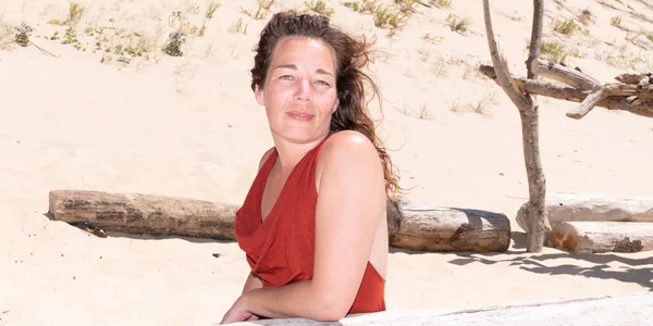 Žena Středního Věku Šťastná Pláži Záhlaví Šablony Webového Nápisu — Stock fotografie