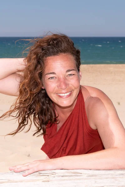 Ridendo Felice Donna Sorridente Sulla Spiaggia Estiva — Foto Stock