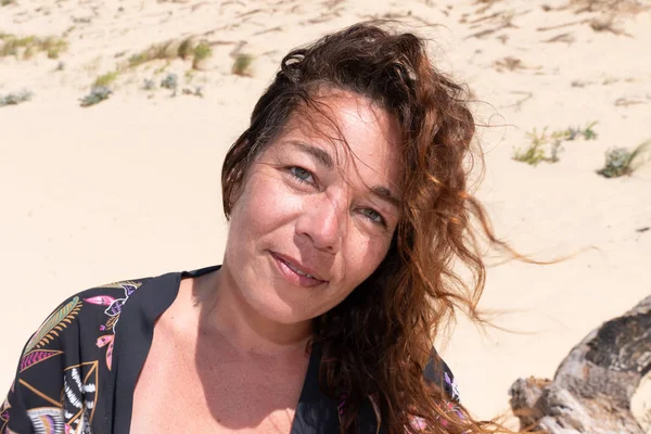 Bastante Mujer Mediana Edad Pelos Rizados Viento Playa Arena Vacaciones — Foto de Stock