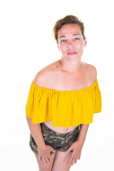 Selbstbewusste Mode Sommer Mittleren Alters Brünette Frau Schaut Die Kamera — Stockfoto