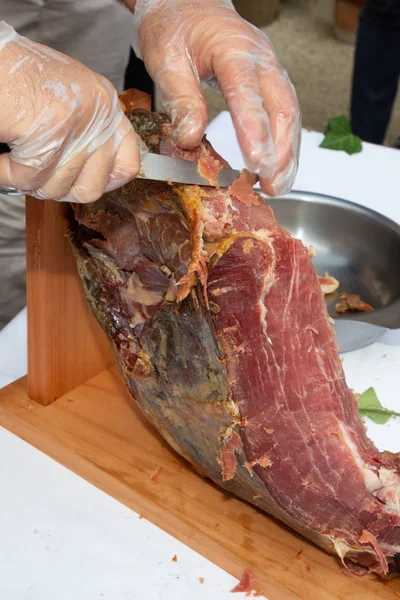 国家红火腿切由厨师专业切割雕刻切片从整个骨头在塞拉诺火腿 — 图库照片