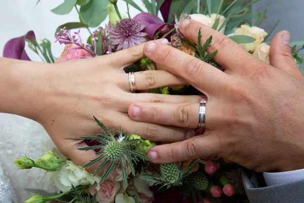 結婚指輪を持つブライダルカップルの新郎新婦の手 — ストック写真