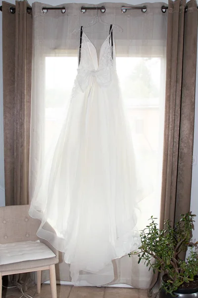 Біла Весільна Сукня Висить Вікні — стокове фото