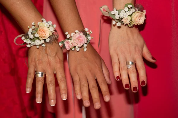 Novias Novia Manos Decoradas Con Pulseras Flores — Foto de Stock