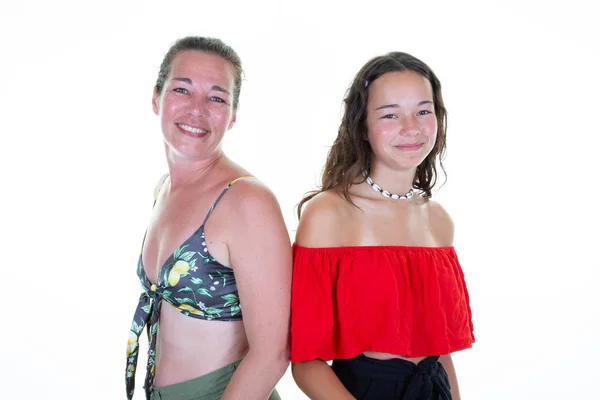 Madre Hija Posando Juntas Sobre Fondo Blanco — Foto de Stock