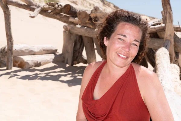 Retrato Mujer Sonriente Playa Madera Deriva — Foto de Stock