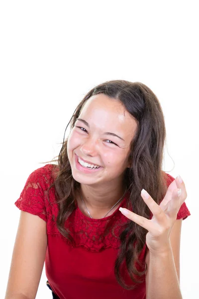 Happy Girl Teenage Staat Witte Achtergrond Glimlach Lacht Kijkt Naar — Stockfoto