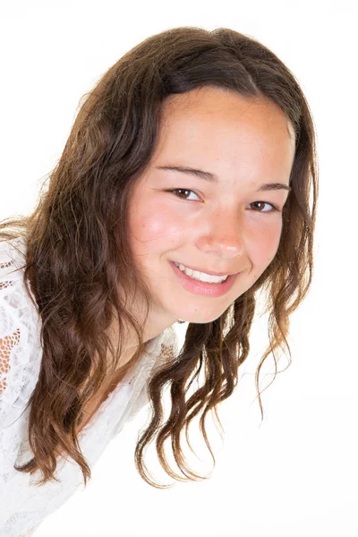 Красива Дівчина Підліток Таємничою Посмішкою Позує Приміщенні Порожньому Білому Фоні — стокове фото