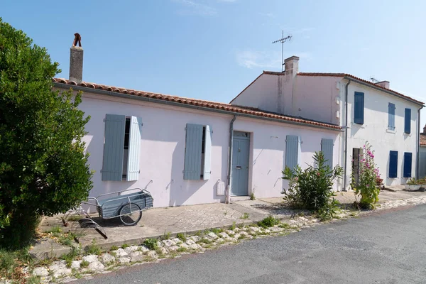 Typowe Białe Domy Wyspie Aix Charente Francja — Zdjęcie stockowe