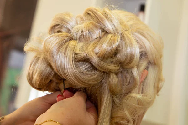 Artista Estilista Cabelo Preparar Uma Noiva Mulher Loira Para Dia — Fotografia de Stock