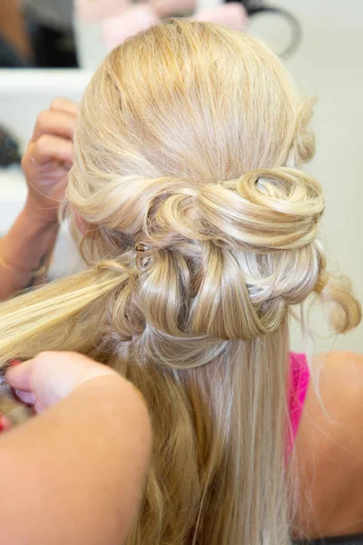 Vrouw Kapper Maken Kapsel Aan Blonde Meisje Bruid Schoonheidssalon — Stockfoto