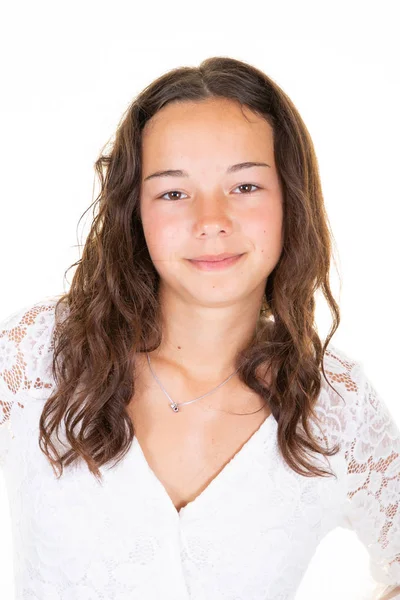 Portrét Veselé Mladé Ženy Pubertě Dlouhými Vlnitými Vlasy Nosí Bílém — Stock fotografie