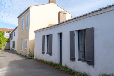 vendee Fransa'da Noirmoutier adanın merkezinde tipik sokak