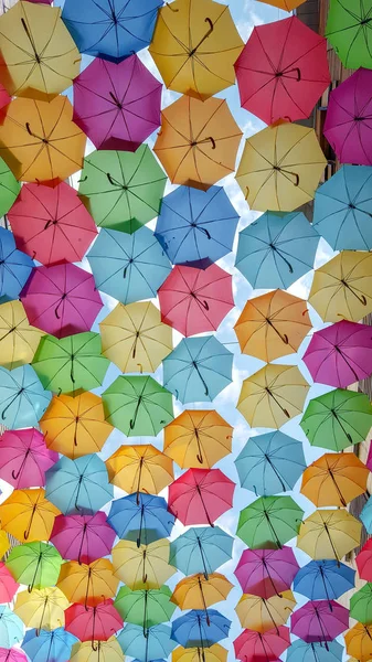 Mnóstwo Kolorowych Parasoli Tle Nieba Miasto Dekoracji Niebie — Zdjęcie stockowe