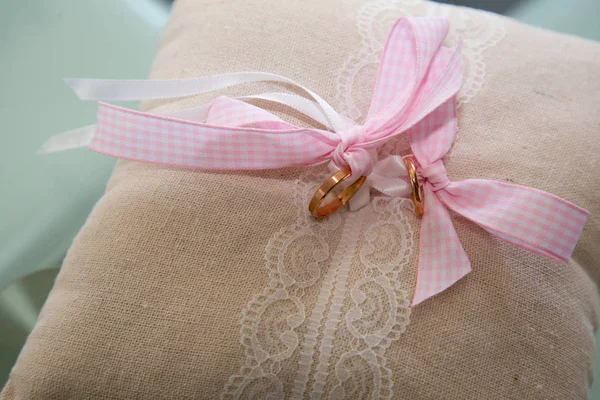 婚礼枕头金戒指垫粉红色带 — 图库照片