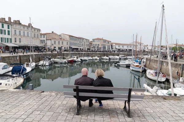 Сен Мартен Charente Maritime Франция 2019 Пенсионеры Сидят Скамейке Гавани — стоковое фото