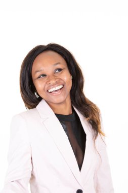 Iş pembe giysiler ceket beyaz gülümseme ile siyah kız