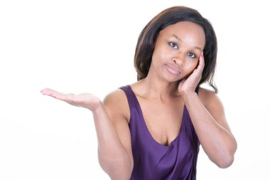 afro-amerikan siyah kadın boş kopya alanı sunan gesturing